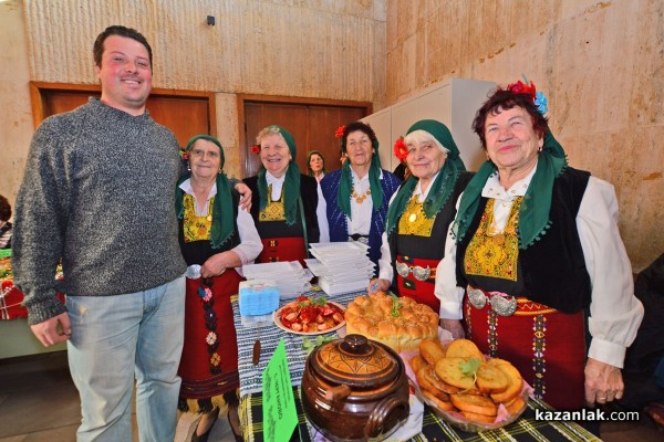 Коледна трапеза събра представители на читалищата в община Казанлък /Видео/