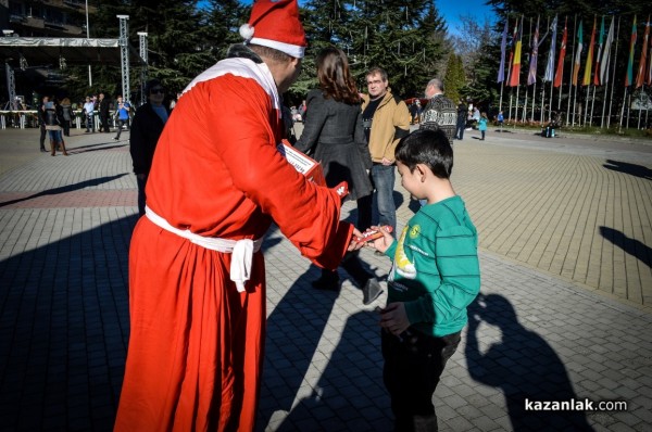 Мотористи с костюми на Дядо Коледа ще раздават подаръци в центъра на Казанлък