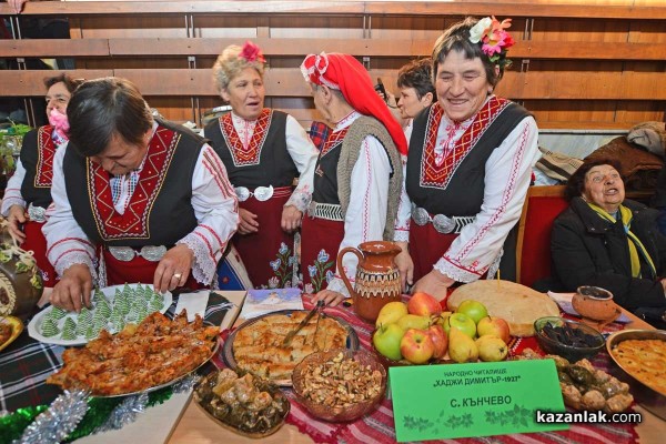 Коледна трапеза в Община Казанлък