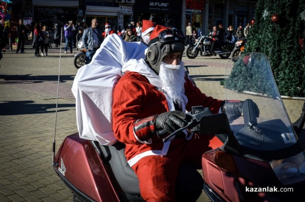Мотористи с костюми на Дядо Коледа ще раздават подаръци в центъра на Казанлък