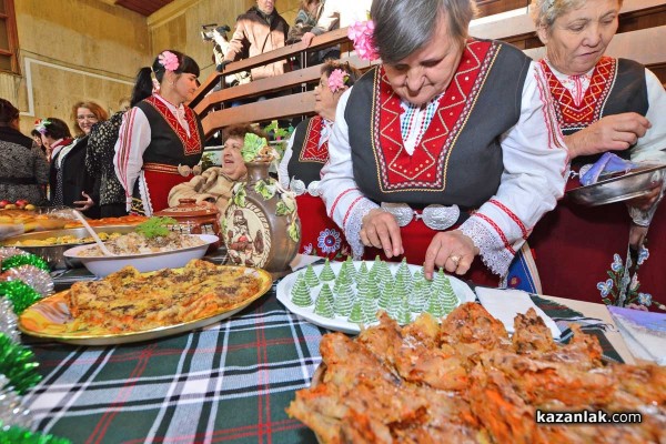 Коледна трапеза в Община Казанлък