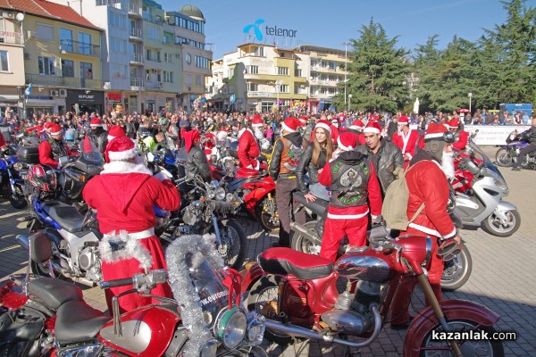Мотористите повдигнаха коледното настроение на казанлъчани /Видео/