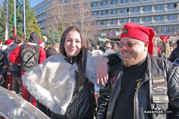 Мотористите повдигнаха коледното настроение на казанлъчани /Видео/