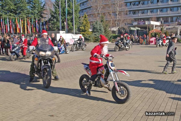 Мотористите повдигнаха коледното настроение на казанлъчани /Видео/