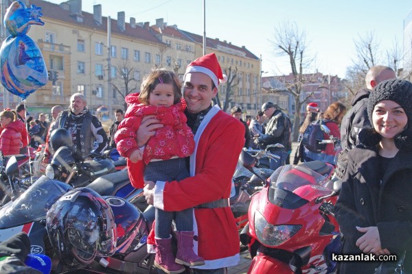 Мотористите повдигнаха коледното настроение на казанлъчани /Видео/