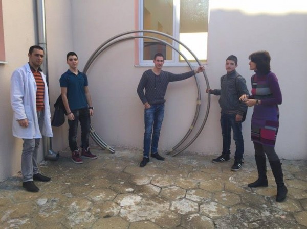 Деца от Казанлък конструират обществено еко-зарядно устройство за мобилни телефони / Новини от Казанлък