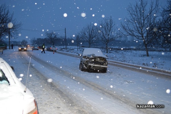 Катастрофа на снежния път край Крън