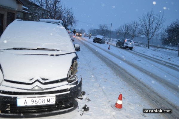 Катастрофа на снежния път край Крън
