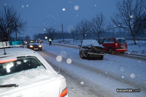 Катастрофа на снежния път край Крън