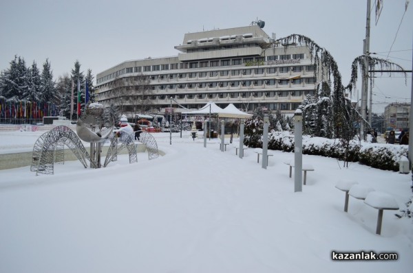  В първия работен ден Казанлък се събуди с 13-сантиметрова снежна покривка