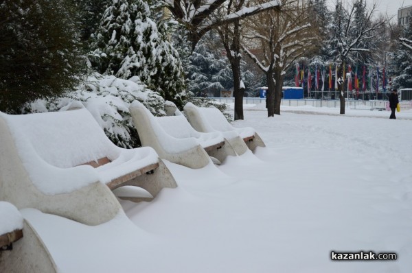  В първия работен ден Казанлък се събуди с 13-сантиметрова снежна покривка