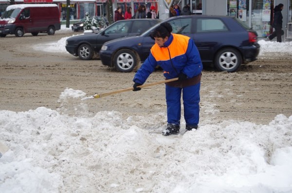 Почистването на улиците на територията на Община Казанлък продължи и през тази нощ / Новини от Казанлък