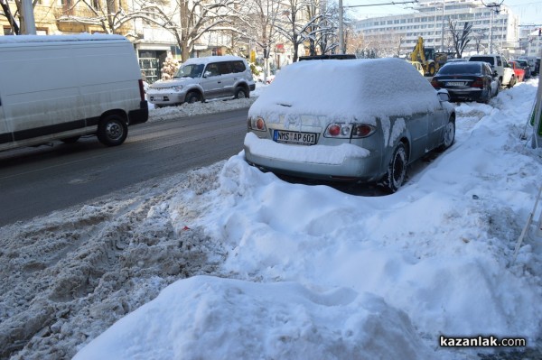Грабвайте греблата! - някой се изкряска