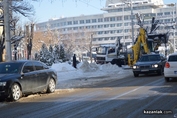 Грабвайте греблата! - някой се изкряска