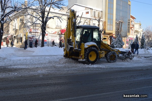 Грабвайте греблата! - някой се изкряска