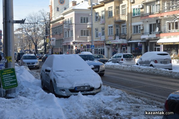 Грабвайте греблата! - някой се изкряска