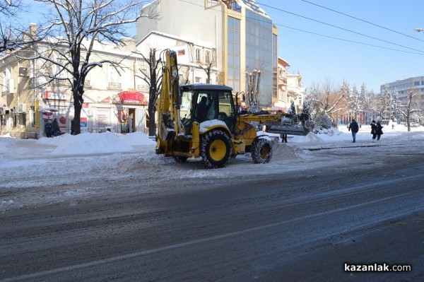 Грабвайте греблата! - някой се изкряска