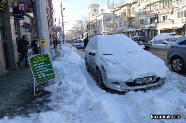 Грабвайте греблата! - някой се изкряска