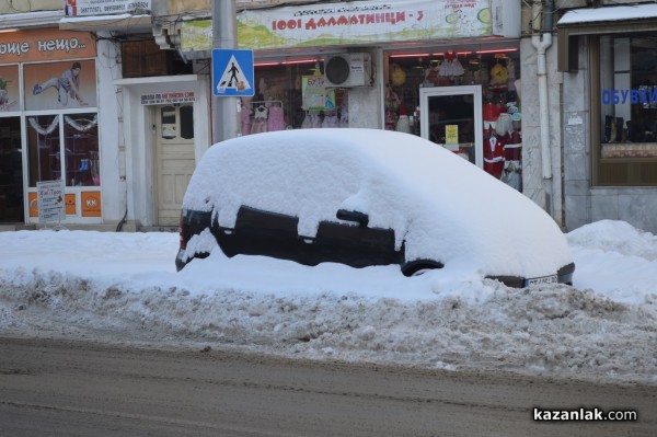 Грабвайте греблата! - някой се изкряска