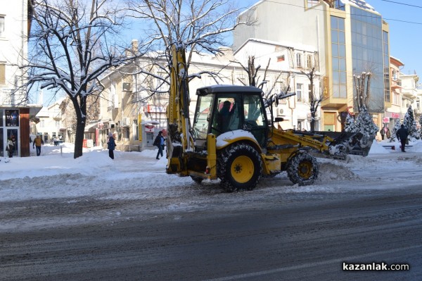 Грабвайте греблата! - някой се изкряска