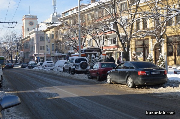 Грабвайте греблата! - някой се изкряска