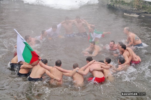 22 годишният Милен Радков спаси кръста в Казанлък /Видео/