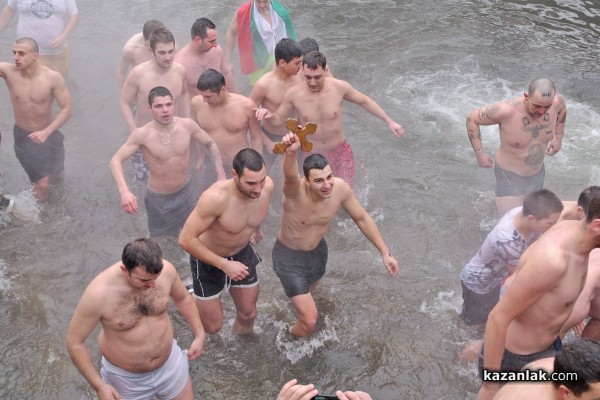 22 годишният Милен Радков спаси кръста в Казанлък /Видео/