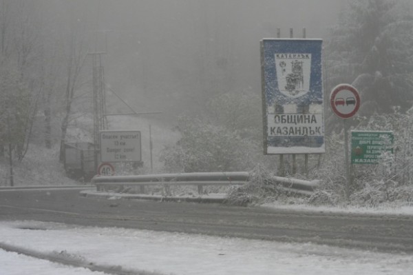 На прохода Шипка работят 5 снегопочистващи машини / Новини от Казанлък