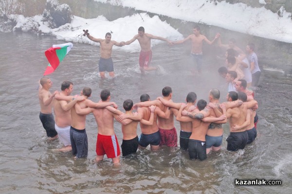 22 годишният Милен Радков спаси кръста в Казанлък /Видео/