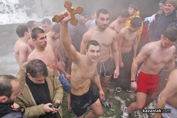 22 годишният Милен Радков спаси кръста в Казанлък /Видео/