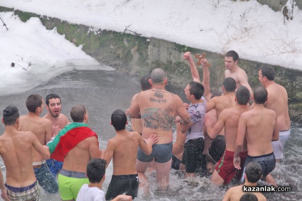 22 годишният Милен Радков спаси кръста в Казанлък /Видео/