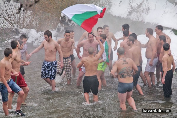 22 годишният Милен Радков спаси кръста в Казанлък /Видео/
