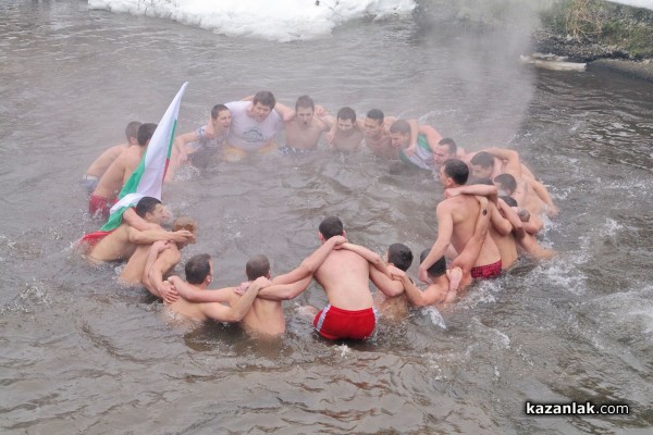 22 годишният Милен Радков спаси кръста в Казанлък /Видео/