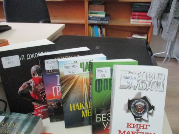 Библиотеката закупи нови издания със средства от Министерство на културата / Новини от Казанлък