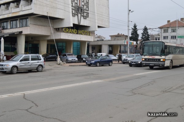 Автобус  и автомобил се „сбутаха“ на центъра