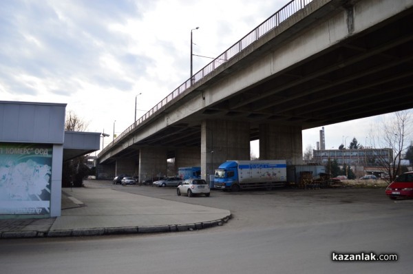 Мъж се самоуби, след като скочи от надлеза за Арсенал