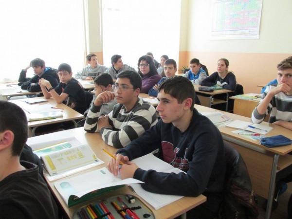 Ученици на ПГ „Иван Хаджиенов” с награда от конкурс „Студент за един ден”