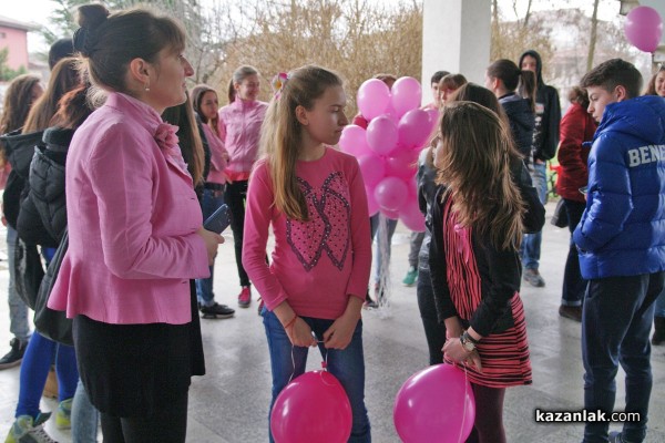 Розови балони и сърце „нарисувано“ с тела срещу насилието в училище