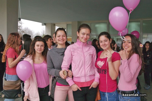 Розови балони и сърце „нарисувано“ с тела срещу насилието в училище