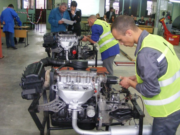 Състезание за млади автомонтьори и водачи проведе ПГТТМ 