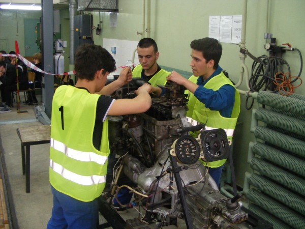 Състезание за млади автомонтьори и водачи проведе ПГТТМ 