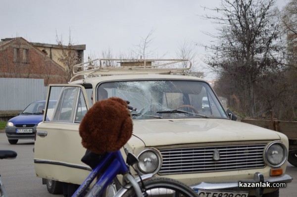 Велосипедист е със счупен крак след катастрофа