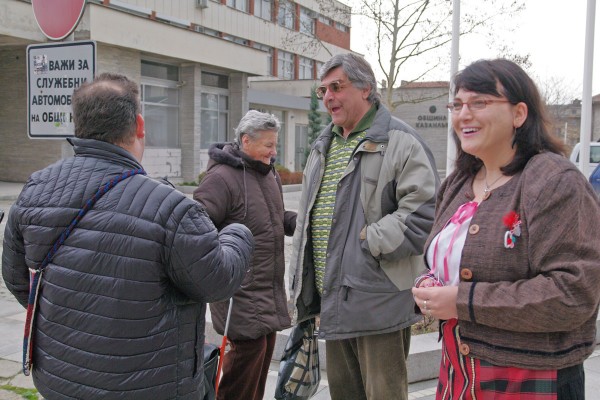 Центровете за възрастни и деца с увреждания дариха казанлъчани с мартеници и усмивки / Новини от Казанлък