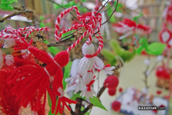 Мартеници изработени от деца радват посетителите на Библиотеката / Новини от Казанлък