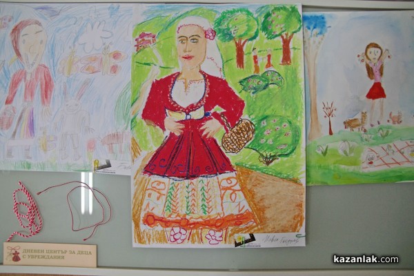 Мартеници изработени от деца радват посетителите на Библиотеката