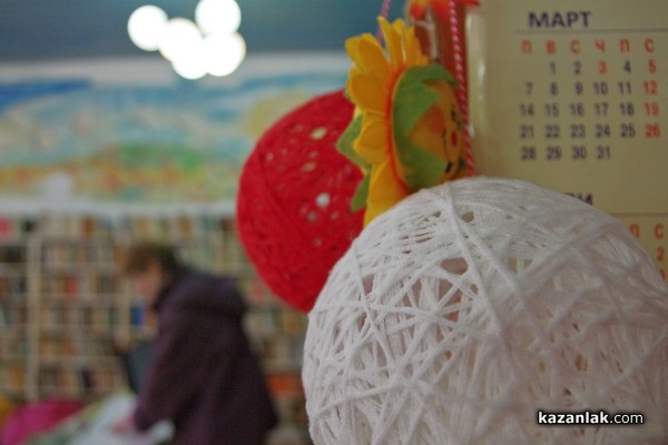 Мартеници изработени от деца радват посетителите на Библиотеката