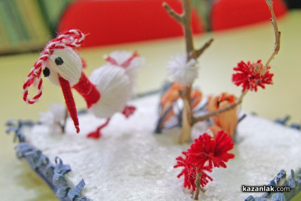 Мартеници изработени от деца радват посетителите на Библиотеката