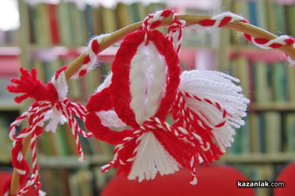 Мартеници изработени от деца радват посетителите на Библиотеката