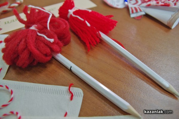 Мартеници изработени от деца радват посетителите на Библиотеката