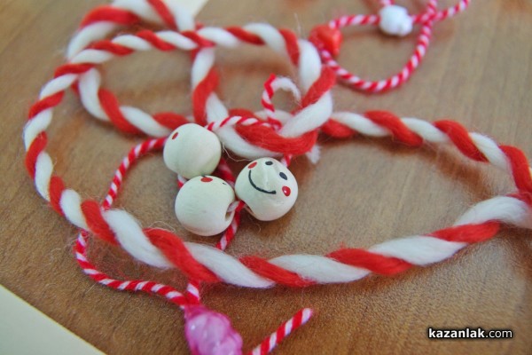 Мартеници изработени от деца радват посетителите на Библиотеката